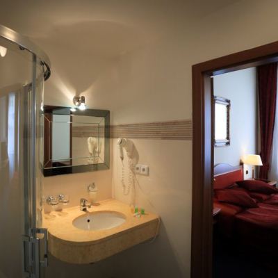 Ariston Hotell